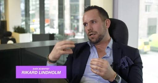 Rikard Lindholm talar om informationspåverkan på Rikskonferensen i Sälen, sänt på SVT2