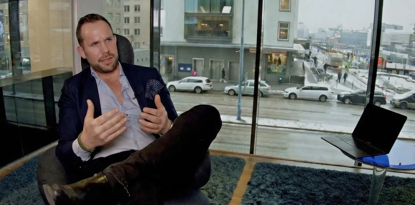 Semantiko Rikard Lindholm intervjuad i SVT Utbildningsradion om dark ads och informationspåverkan